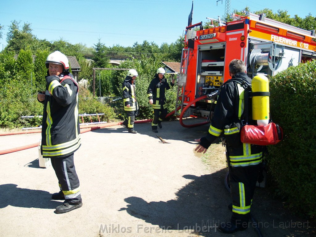 Gartenlaube in Vollbrand Koeln Poll Im Gremberger Waeldchen P226.JPG